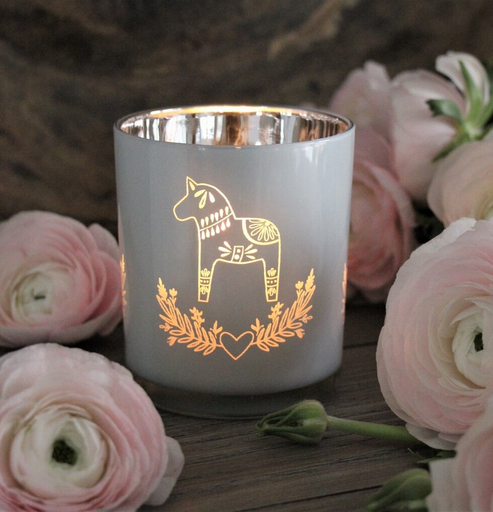 Ljuslykta - Chevas Vit från Majas Cottage med dalahästmotiv
