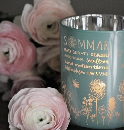 Bild av ljuslykta med somriga motiv och färger