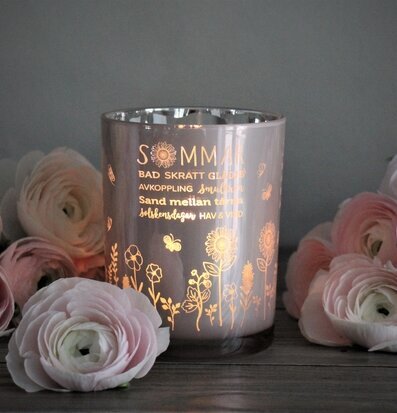 Bild av ljuslykta med sommartema och rosa blommor