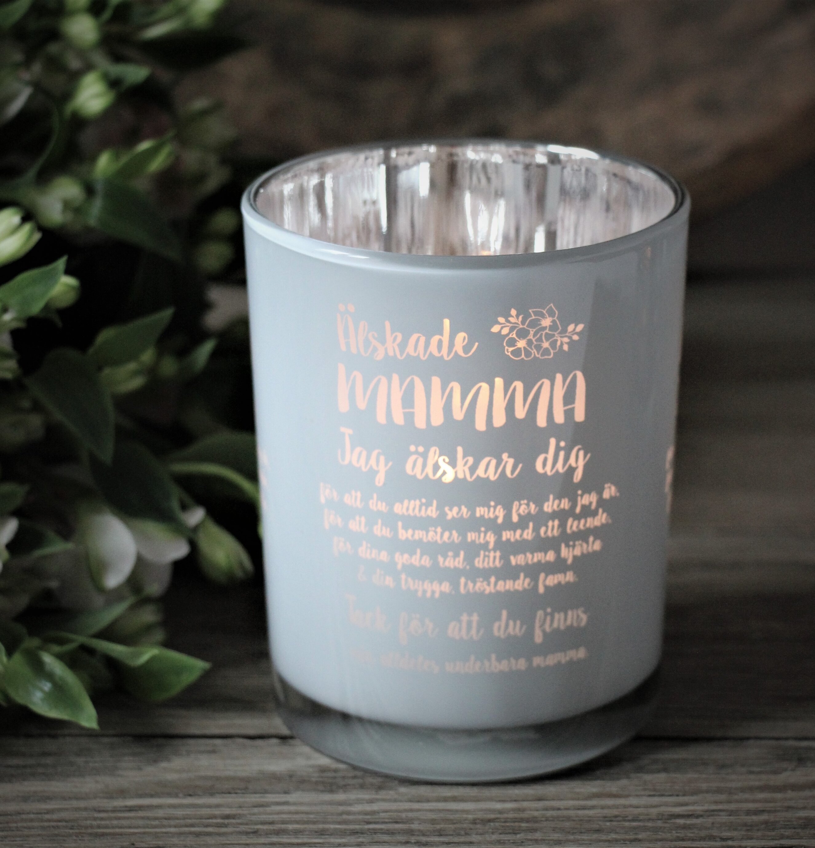 Ljuslykta - Mamma Vit från Majas Cottage på rustikt träbord