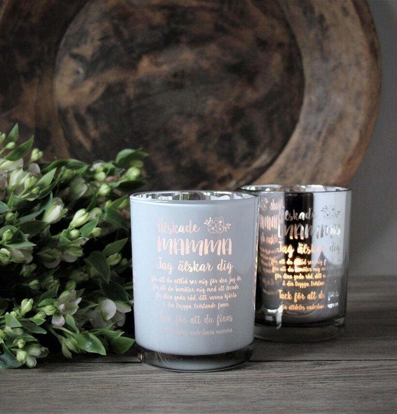 Ljuslykta - Mamma Vit från Majas Cottage på rustikt bord