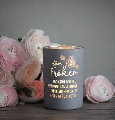 Foto av ljuslykta med blommor och varm atmosfär