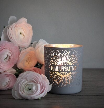 Bild av elegant ljuslykta med blommotiv och värme