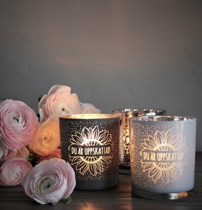 Bild av elegant ljuslykta med blommor och trädetaljer