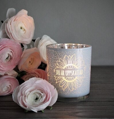 Bild av en stilfull ljuslykta med varmt budskap