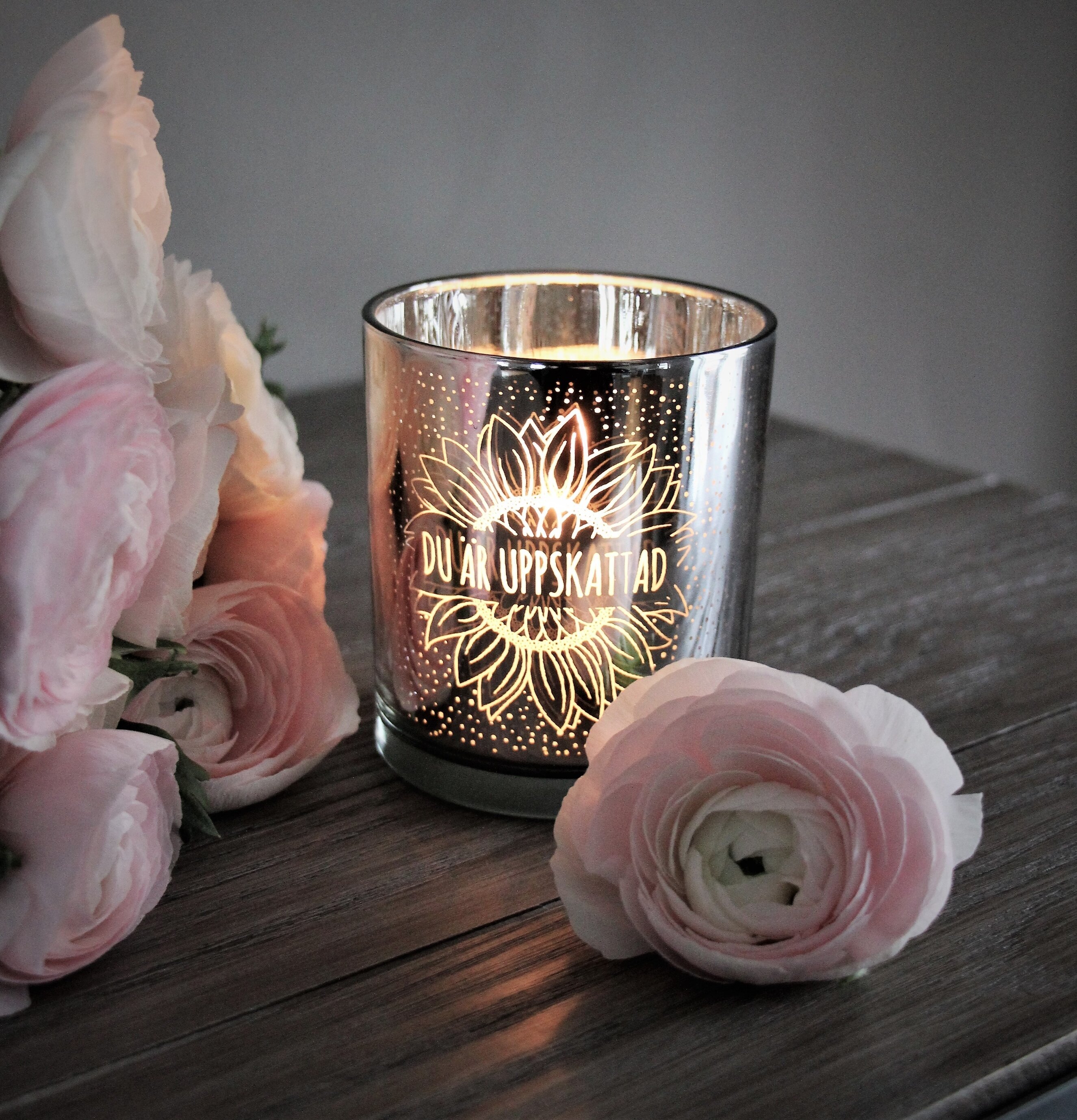 Bild av elegant ljuslykta med blomsterarrangemang