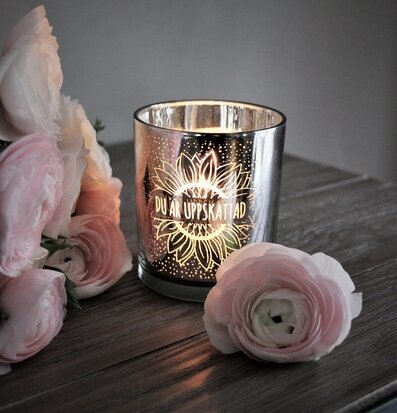 Bild av elegant ljuslykta med blomsterarrangemang