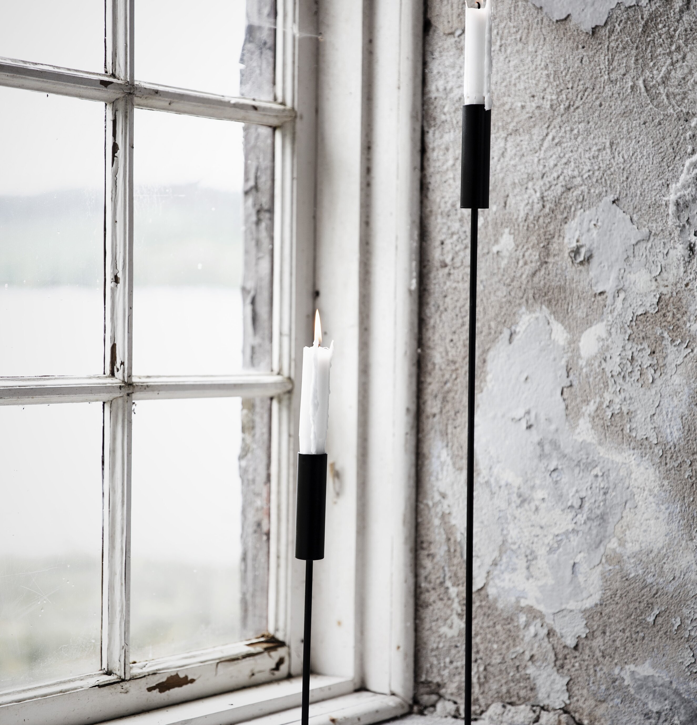 Ljusstake Metall 20 cm från Ernst på rustik fönsterbräda