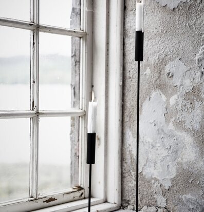 Ljusstake Metall 20 cm från Ernst på rustik fönsterbräda