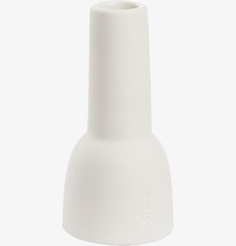 Bild av stilren vit ljusstake i stengods med design