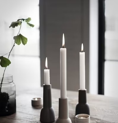 Bild av harmonisk interiör med ljusstakar i stengods