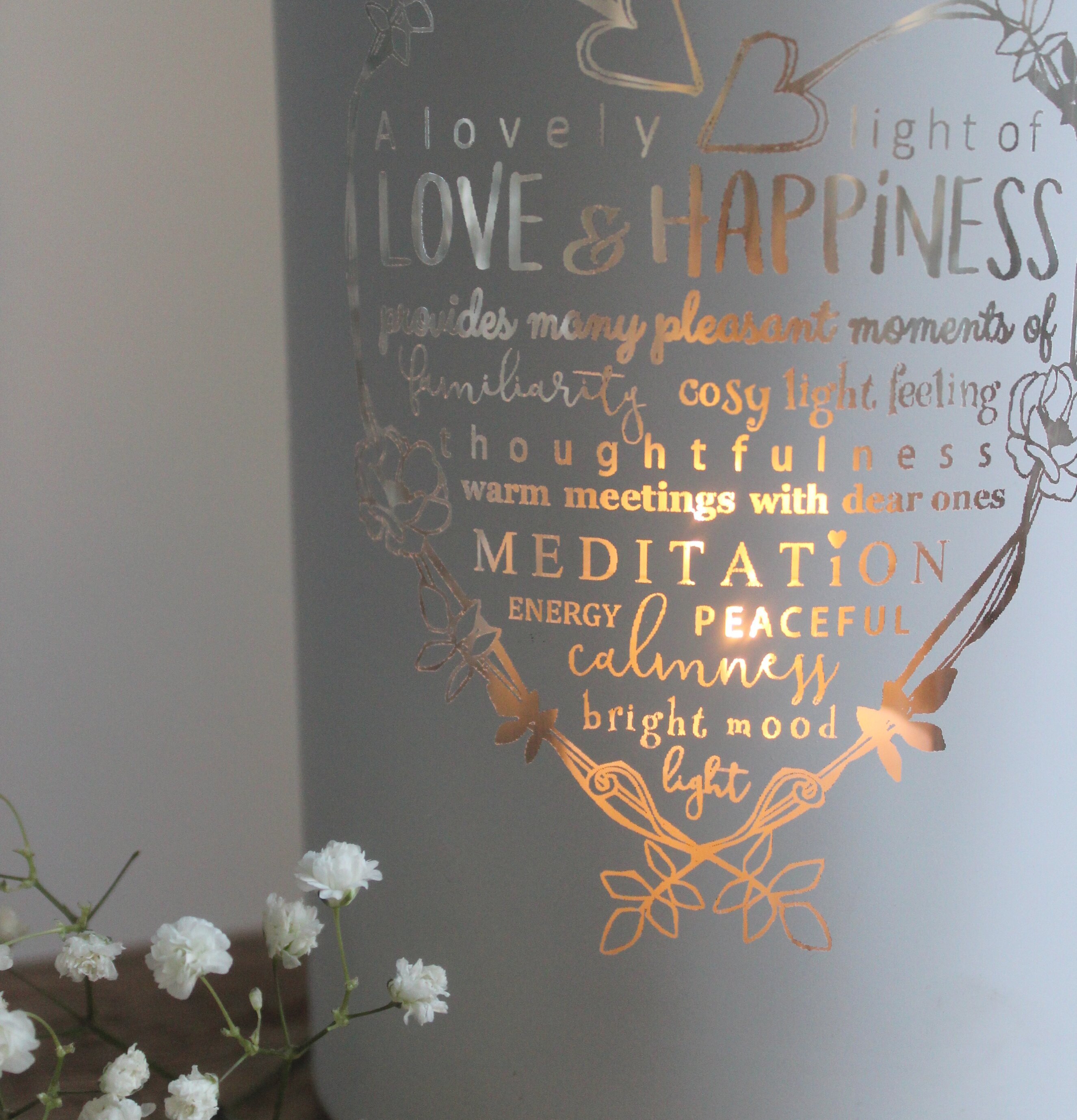 Ljuslykta Love & Happiness från Majas Cottage på rustikt bord