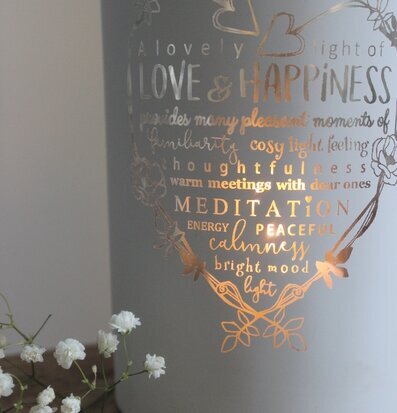 Foto av elegant ljuslykta med hjärtmönster och blommor