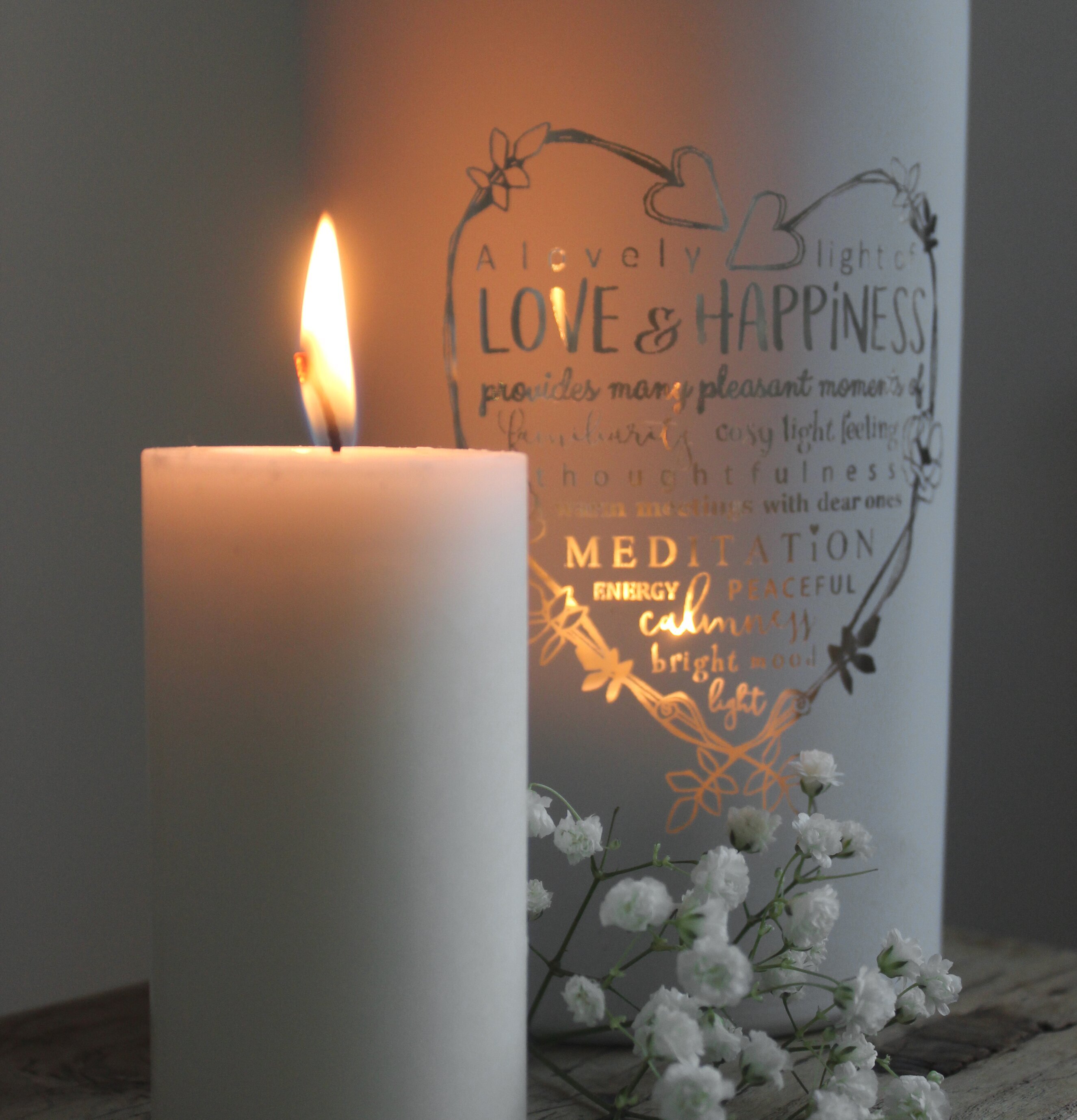 Ljuslykta Love & Happiness från Majas Cottage på träbord