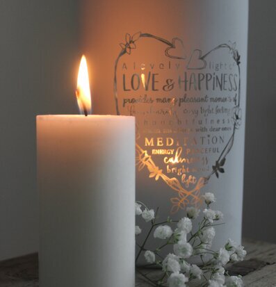 Bild av ljuslykta och blockljus i stämningsfull miljö