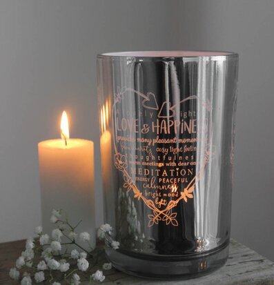 Bild av stilfull ljuslykta med reflekterande design