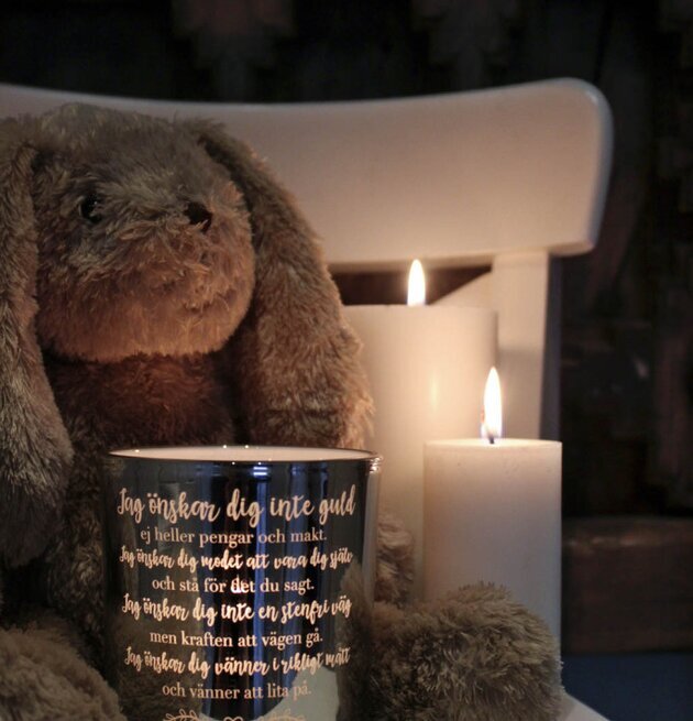 Ljuslykta Jag Önskar Dig från Majas Cottage på vit trästol