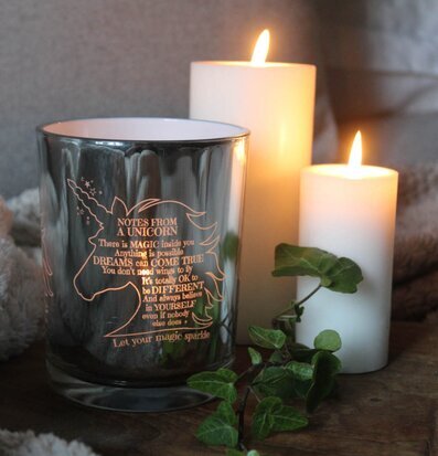 Bild av ljuslykta med spegelblank yta och enhörning