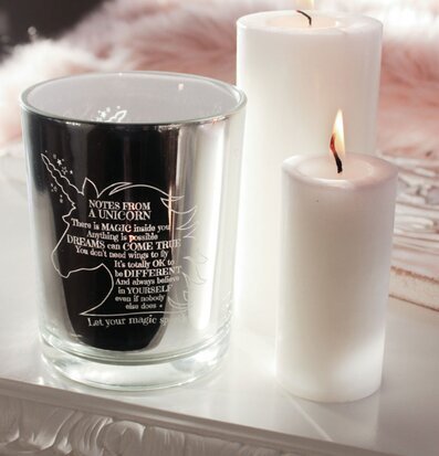 Bild av stämningsfull ljuslykta med enhörningsdesign