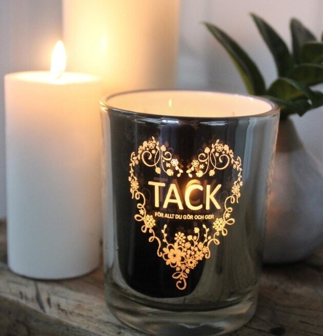 Foto av elegant grå ljuslykta med varm atmosfär