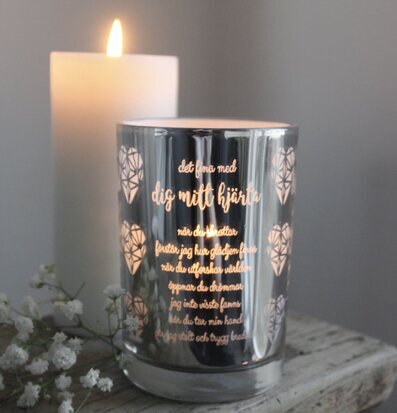 Bild av stilfull ljuslykta med hjärtmönster och blommor