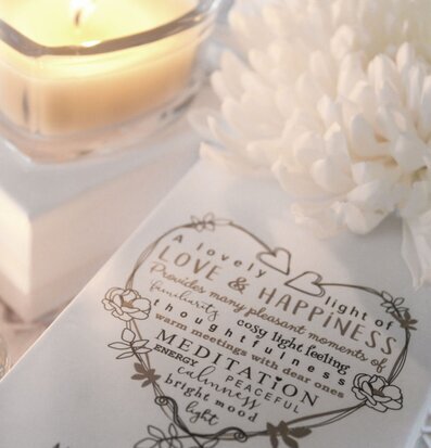 Foto av ljuslykta i harmonisk och elegant miljö