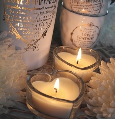 Bild av ljuslyktor med fokus på kärlek och harmoni