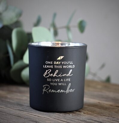 Bild av elegant ljuslykta med inspirerande citat