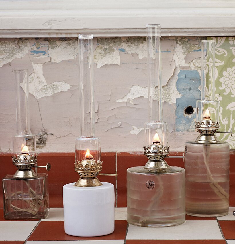 Fotogenlampa Rak Vit Liten från Strömshaga i rustik miljö