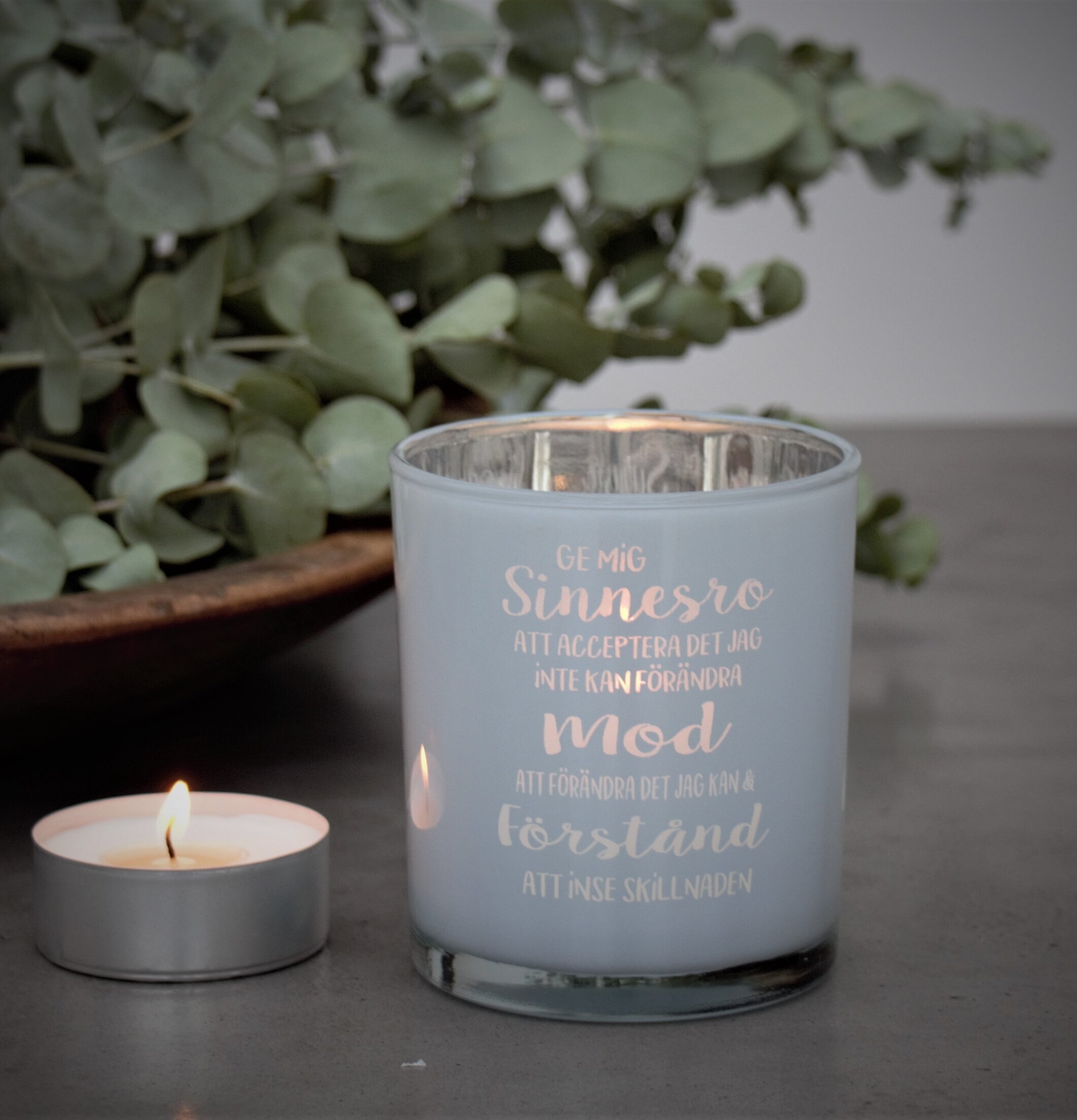 Bild av ljuslykta med harmonisk och stilren design