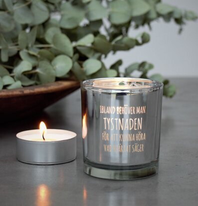 Bild av ljuslykta med harmonisk och rogivande atmosfär