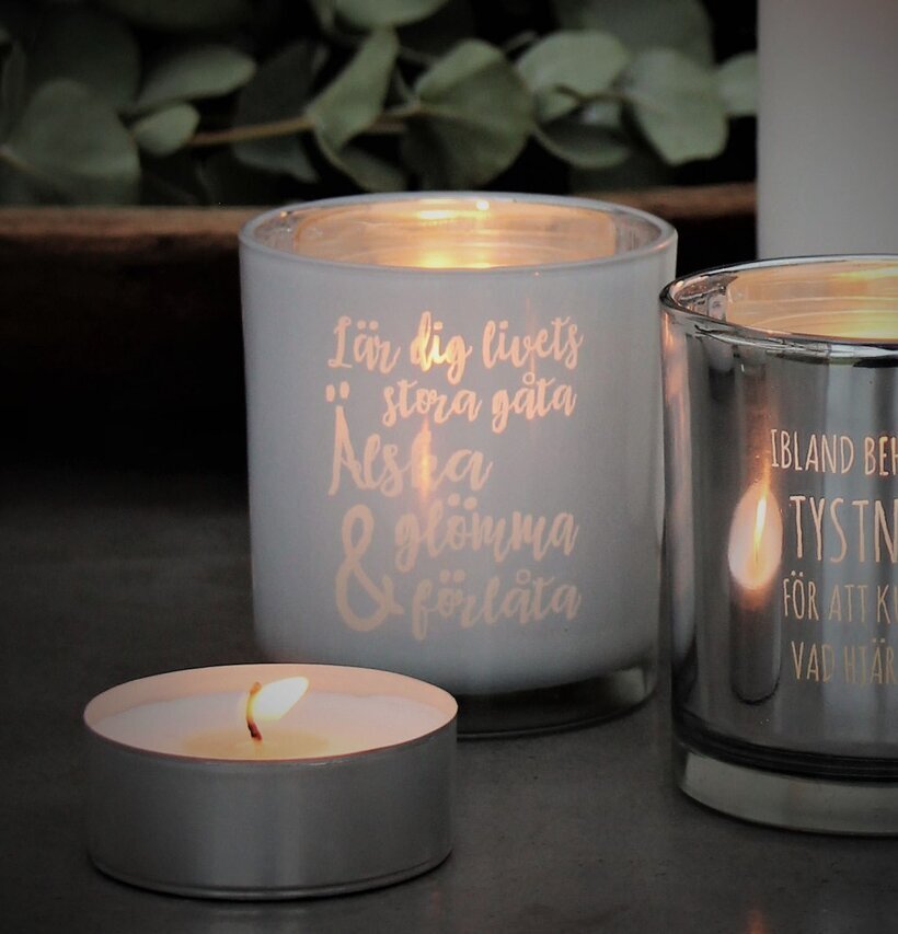 Bild av ljuslyktor som skapar stämningsfull atmosfär