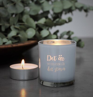 Bild av ljuslykta med värmeljus och eukalyptusblad