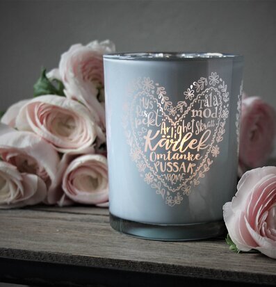 Bild av elegant ljuslykta med kärleksfull design