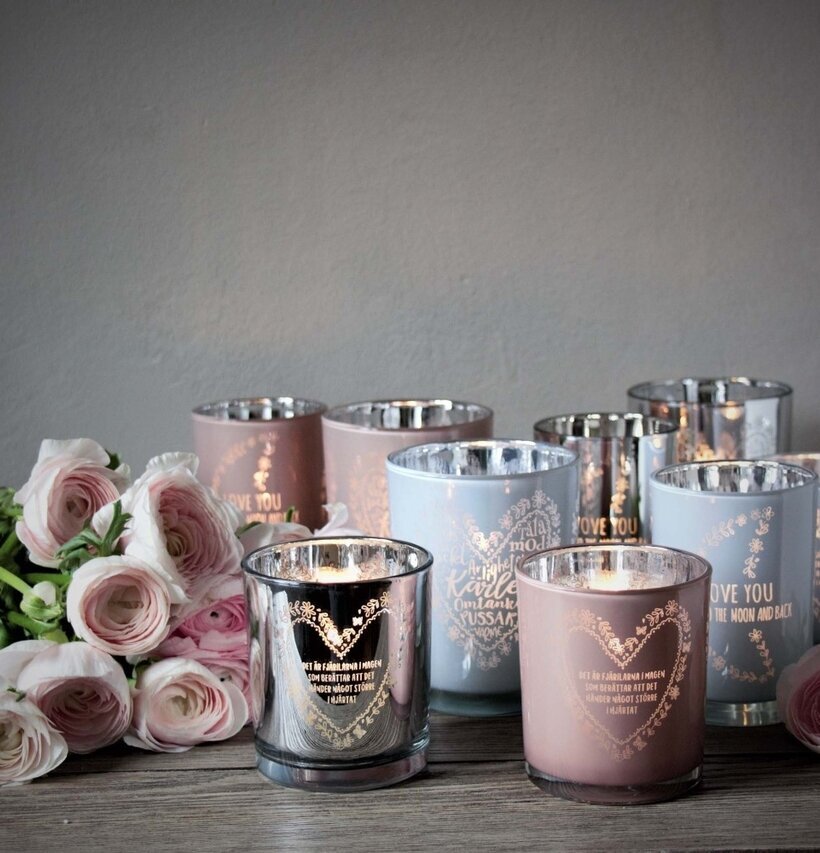 Ljuslykta - Moon Silver från Majas Cottage på träbord