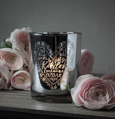 Bild av elegant ljuslykta med romantiska detaljer