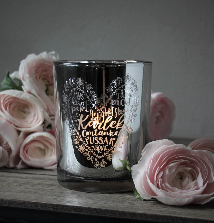 Bild av elegant ljuslykta med romantiska detaljer