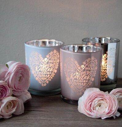 Bild av tre ljuslyktor i harmonisk kärleksfull stil