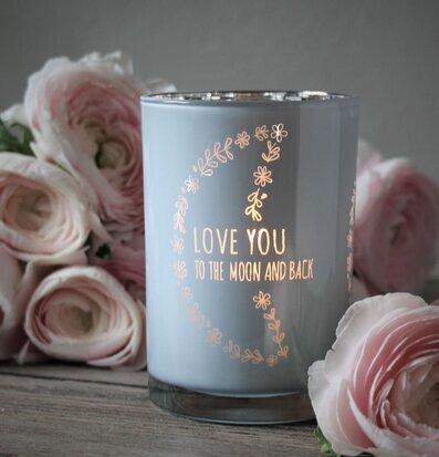 Bild av elegant ljuslykta med romantiska rosor