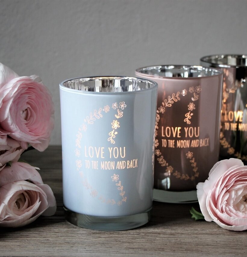 Ljuslykta - Moon Rosa från Majas Cottage på rustik träyta