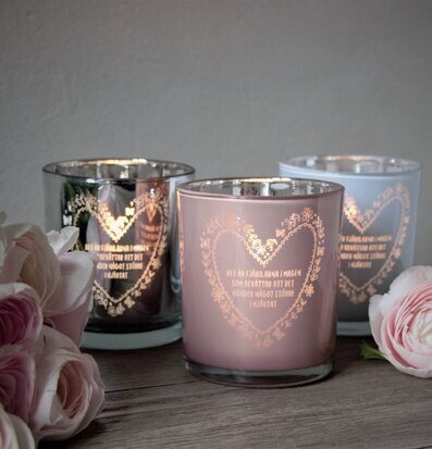 Bild av tre ljuslyktor i harmoniskt arrangemang