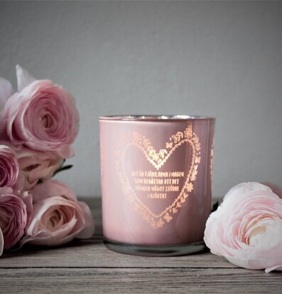 Bild av ljuslykta med fjärilar och blommönster