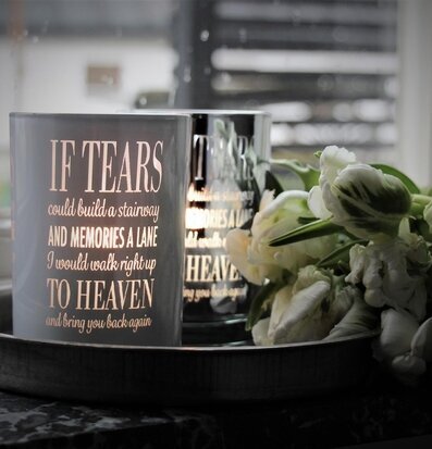 Ljuslykta - If Tears Vit från Majas Cottage med tulpaner