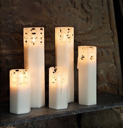 Bild av stilfulla ljuslyktor med rustik bakgrund