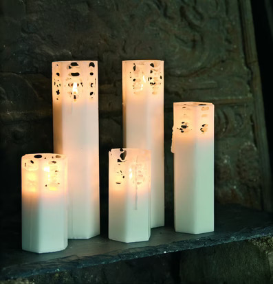 Bild av ljuslyktor med spindelnätsdesign i mörk miljö