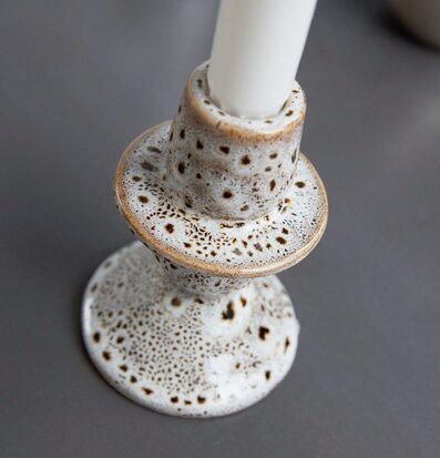 Bild av stilren och marmorerad ljushållare i keramik