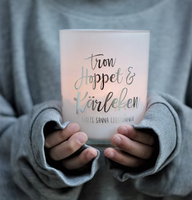 Bild av ljuslykta med värme och inspirerande ord