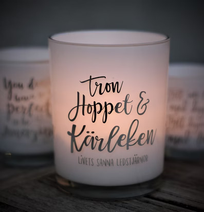 Foto av en vacker ljuslykta med inspirerande budskap