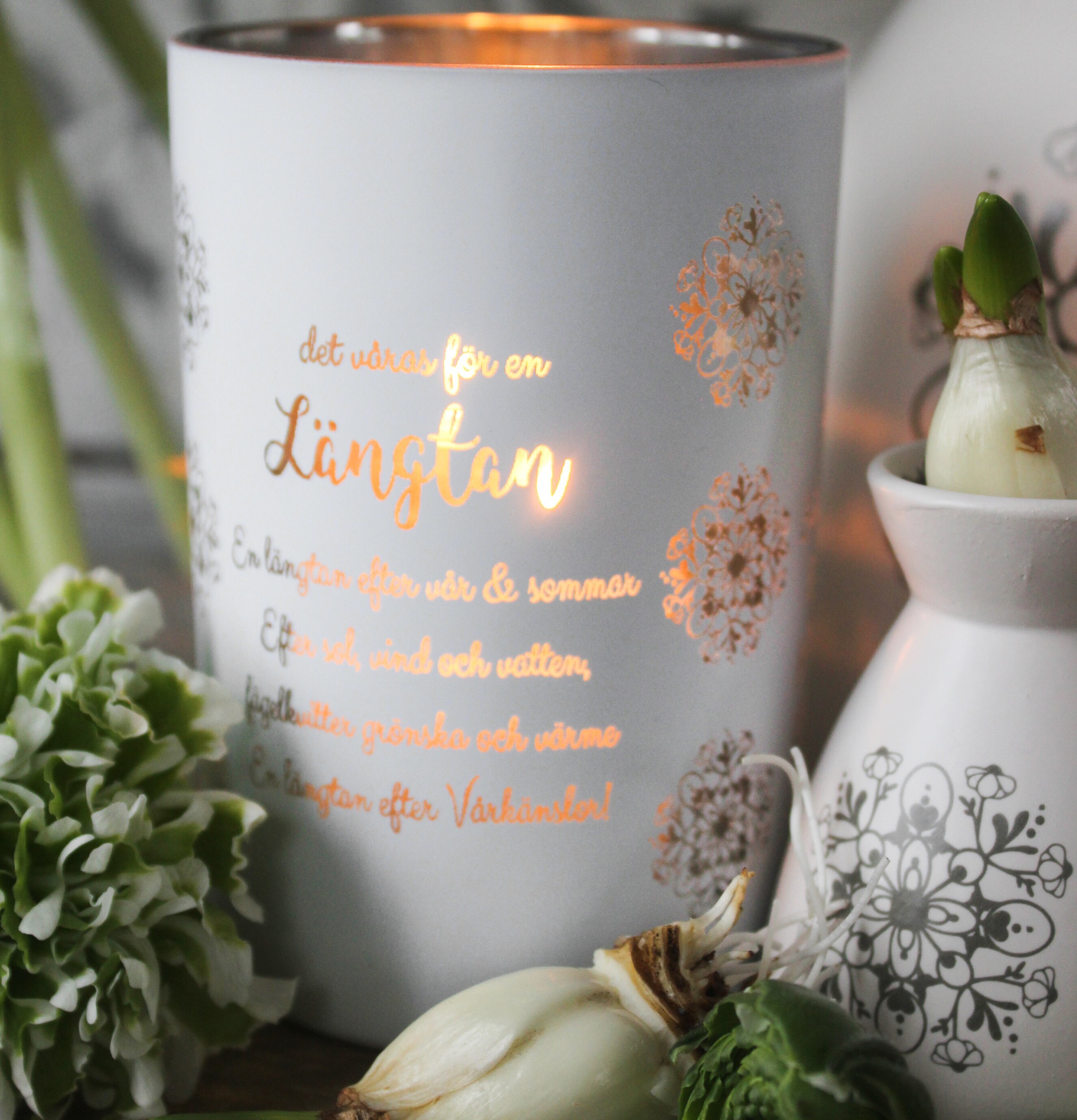 Längtan Vit/Silver ljuskopp från Majas Cottage på träyta