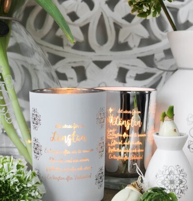 Bild av stilfulla ljuslyktor i harmonisk uppställning